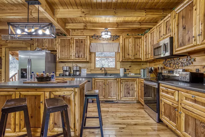 Katies Lodge fully furnished kitchen with kitchen island