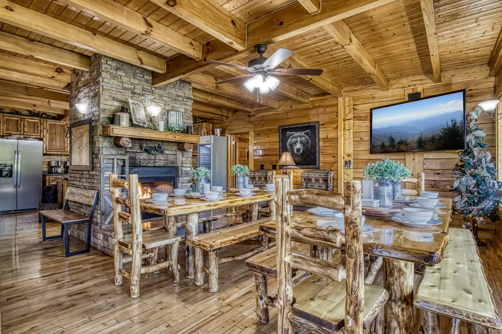 Katies Lodge dining area seating with seating for 20