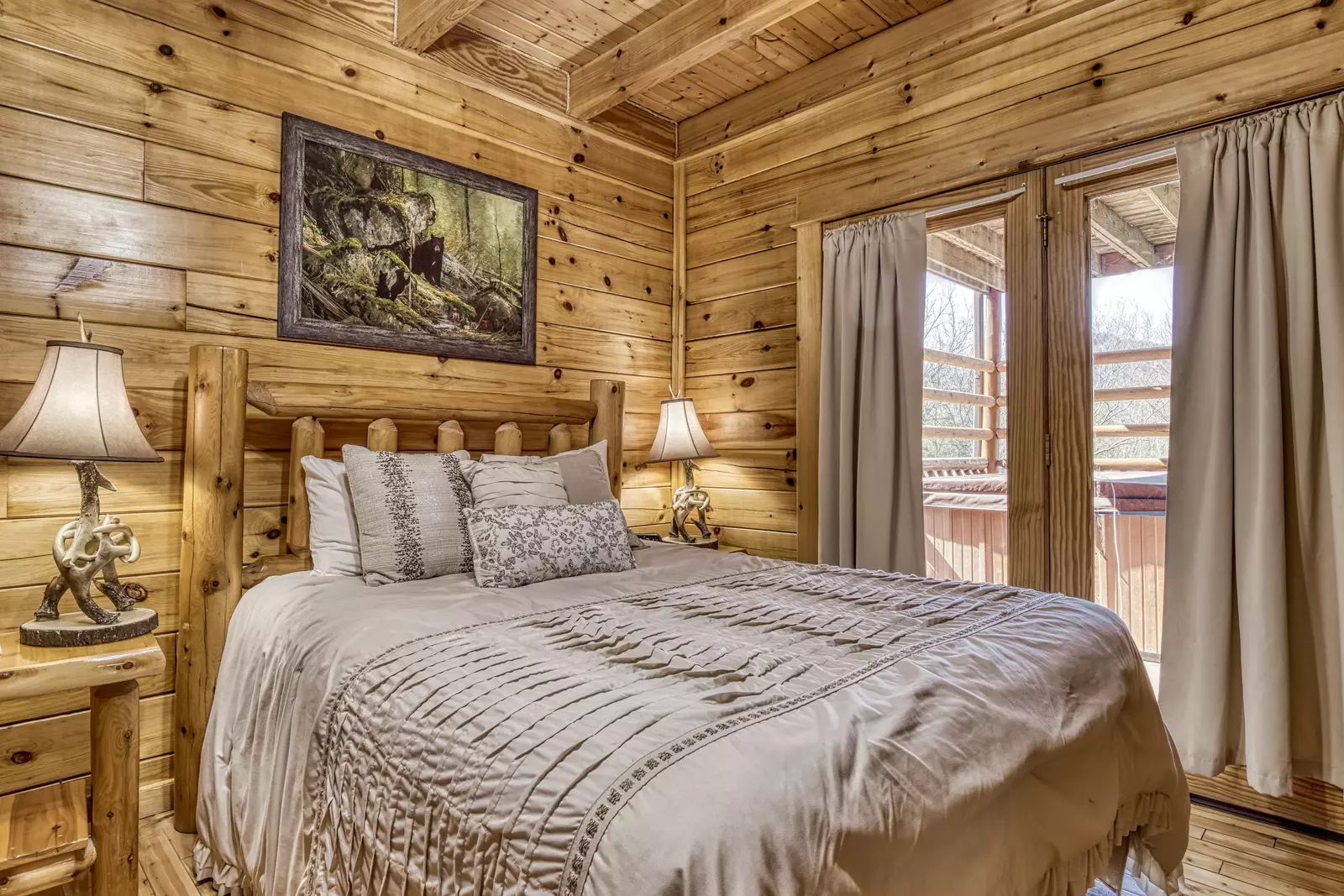 Katies Lodge main level bedroom with queen size bed