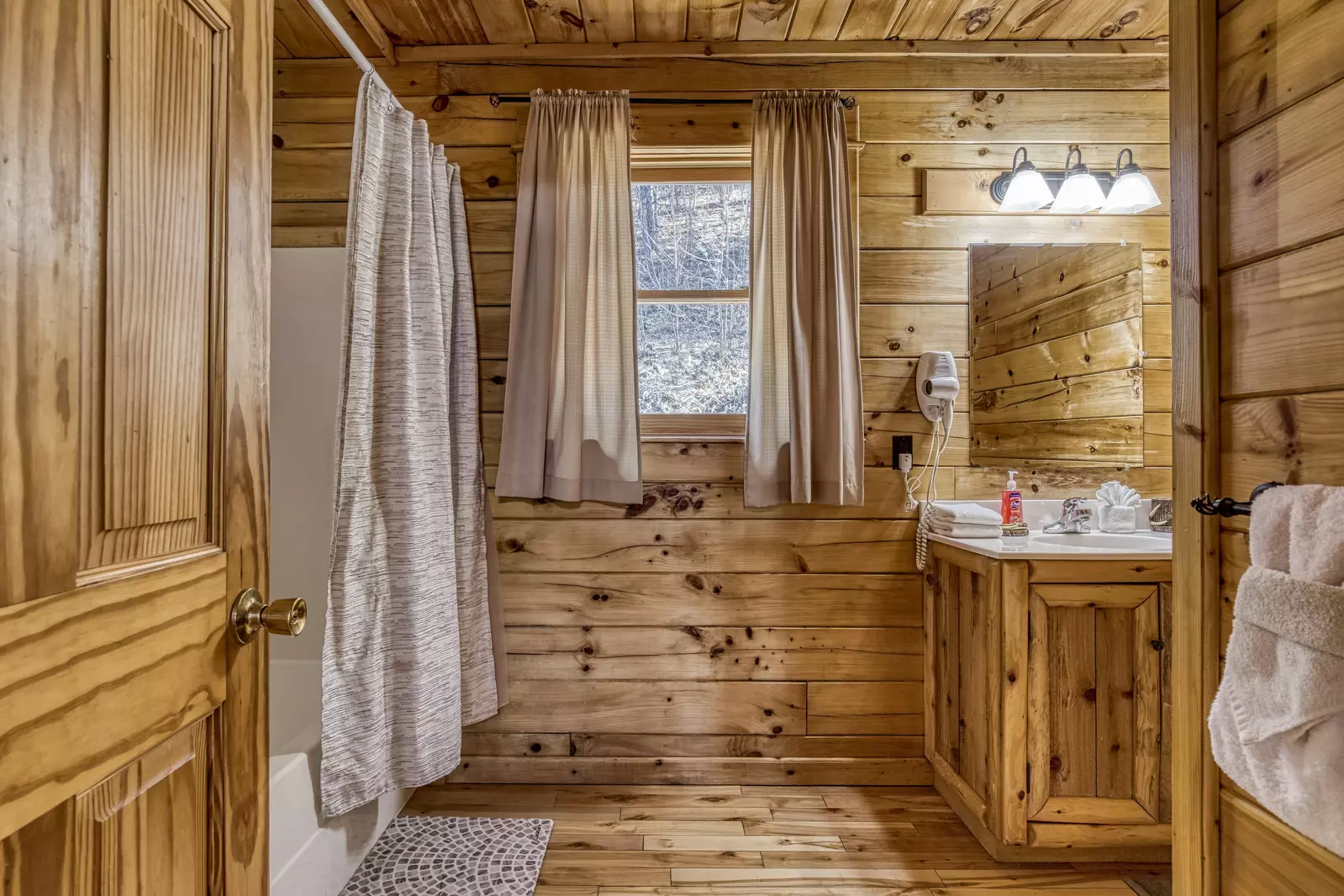 Katies Lodge main level bathroom