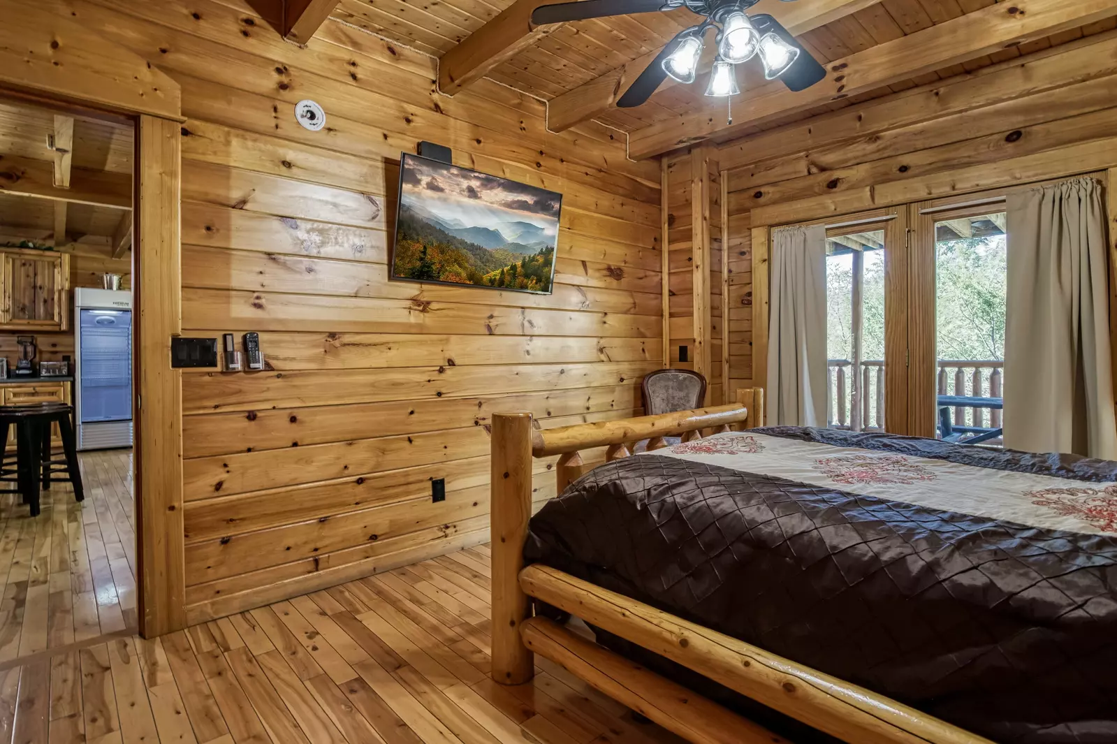 Katies Lodge main level bedroom