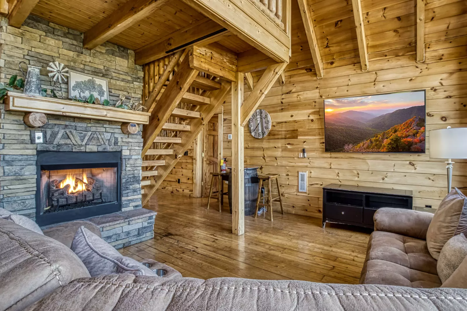 Katies Lodge upper level living room with 70 inch TV