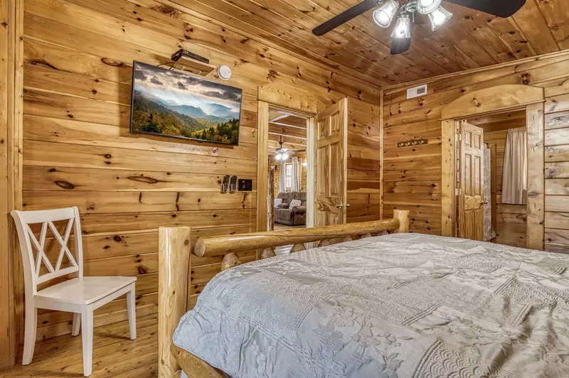 Katies Lodge 3rd floor bedroom with king size bed