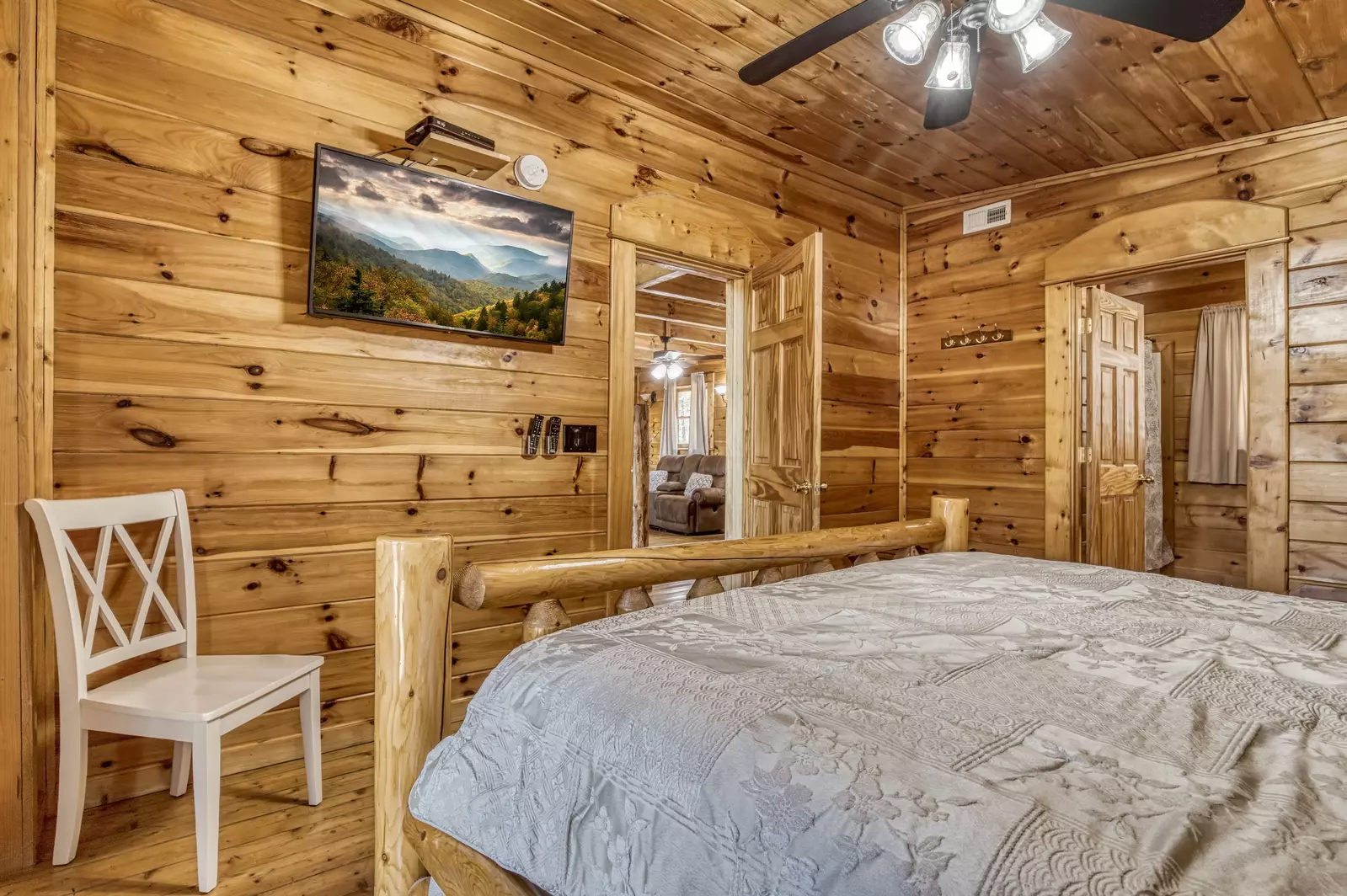 Katies Lodge 3rd floor bedroom with king size bed
