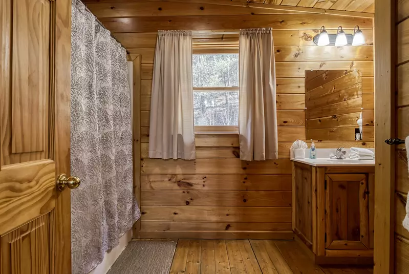 Katies Lodge 3rd floor bathroom