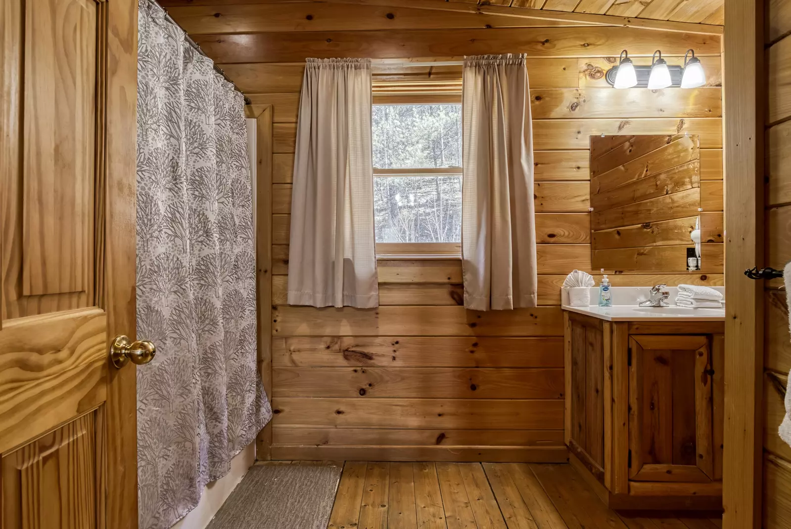 Katies Lodge 3rd floor bathroom