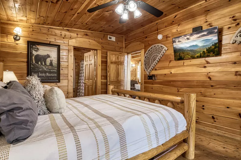 Katies Lodge 3rd floor bedroom 2 with king size bed