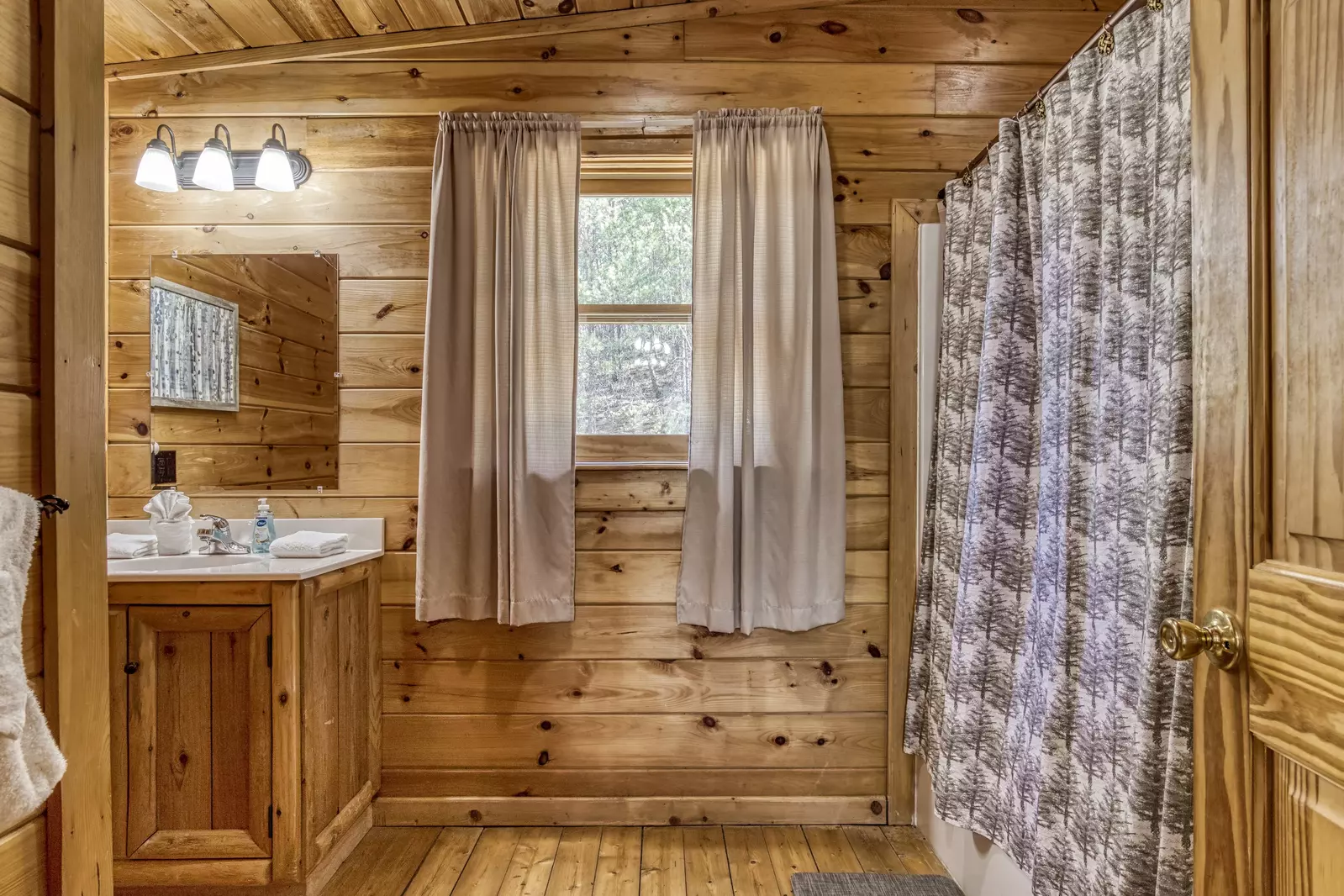 Katies Lodge 3rd floor bathroom 2