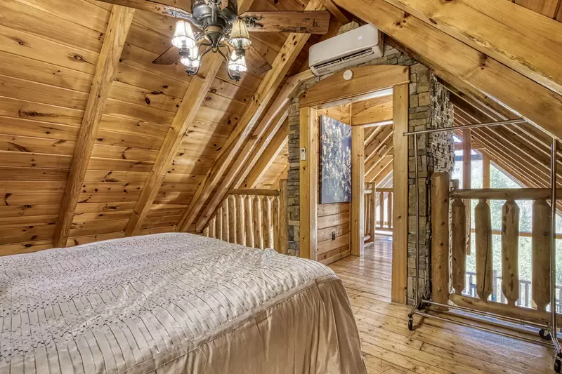 Katies Lodge 4th floor loft bedroom