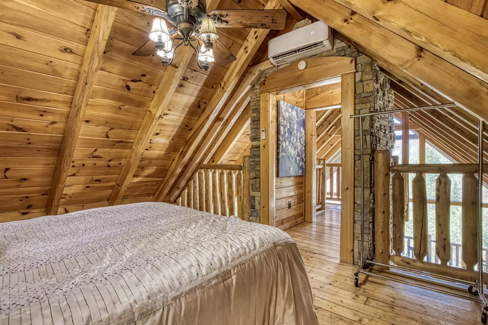 Katies Lodge 4th floor loft bedroom