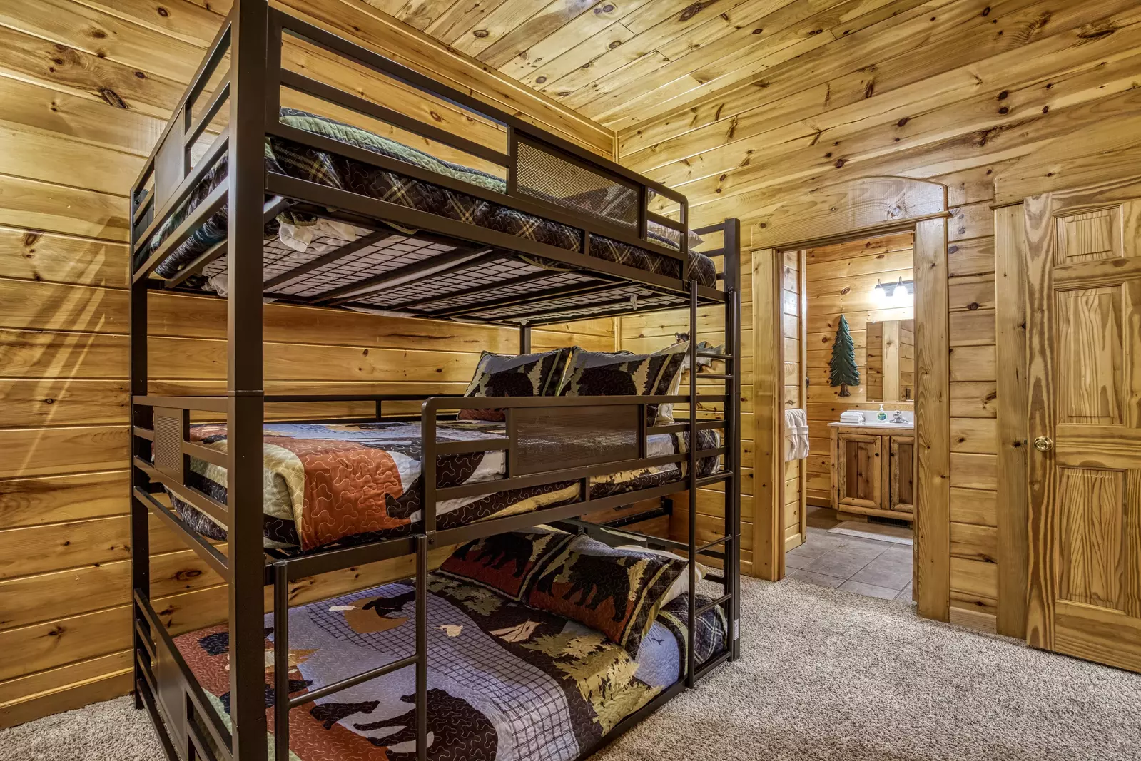 Katies Lodge lower level bedroom with bunk beds