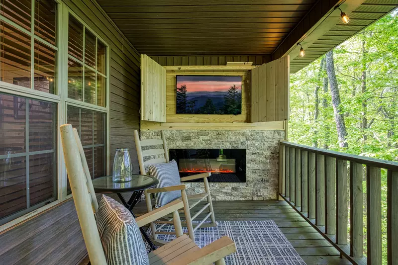Little Piece of Heaven - Covered back deck with 50-inch TV and year round electric fireplace
