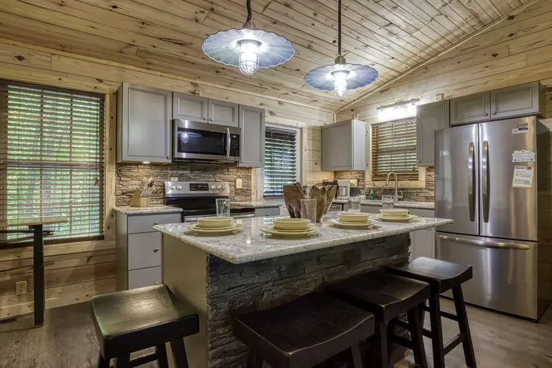 Little Piece of Heaven - Kitchen island with fully furnished kitchen