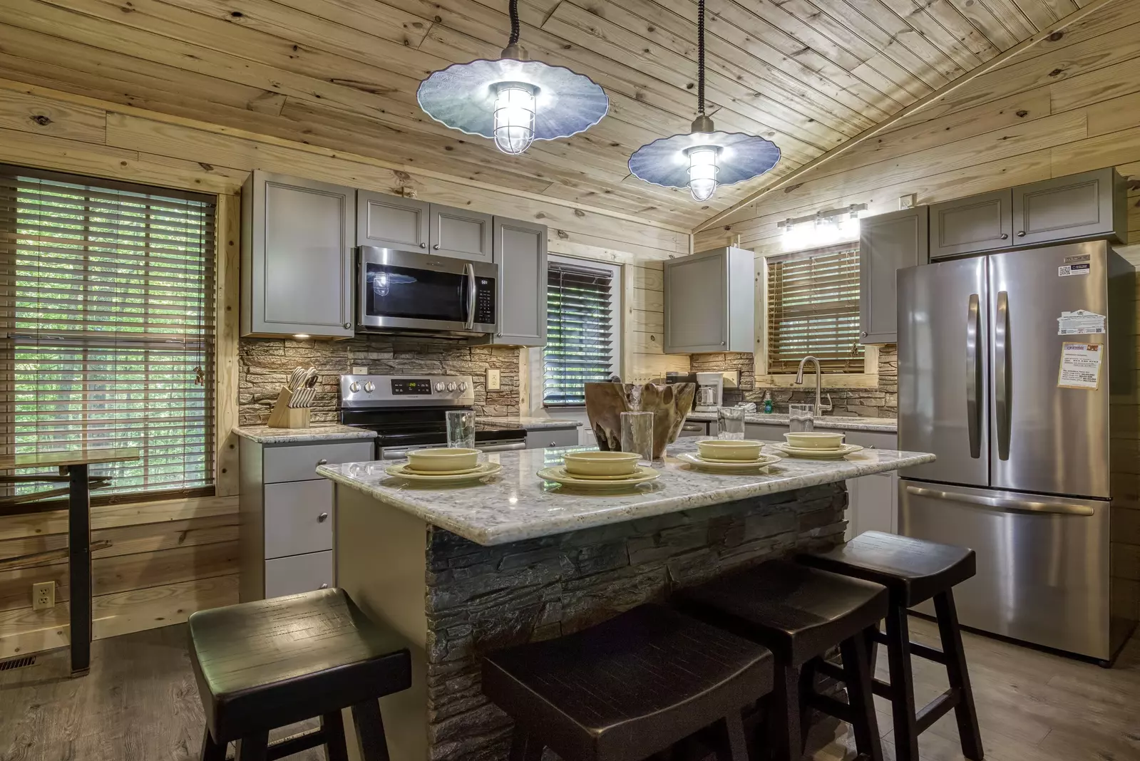 Little Piece of Heaven - Kitchen island with fully furnished kitchen