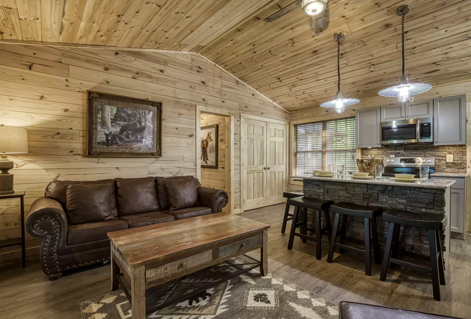 Little Piece of Heaven - Living room and kitchen island
