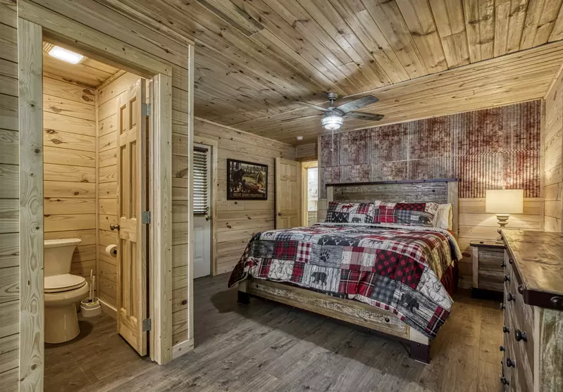 Little Piece of Heaven - Bedroom 2 master suite with king size bed