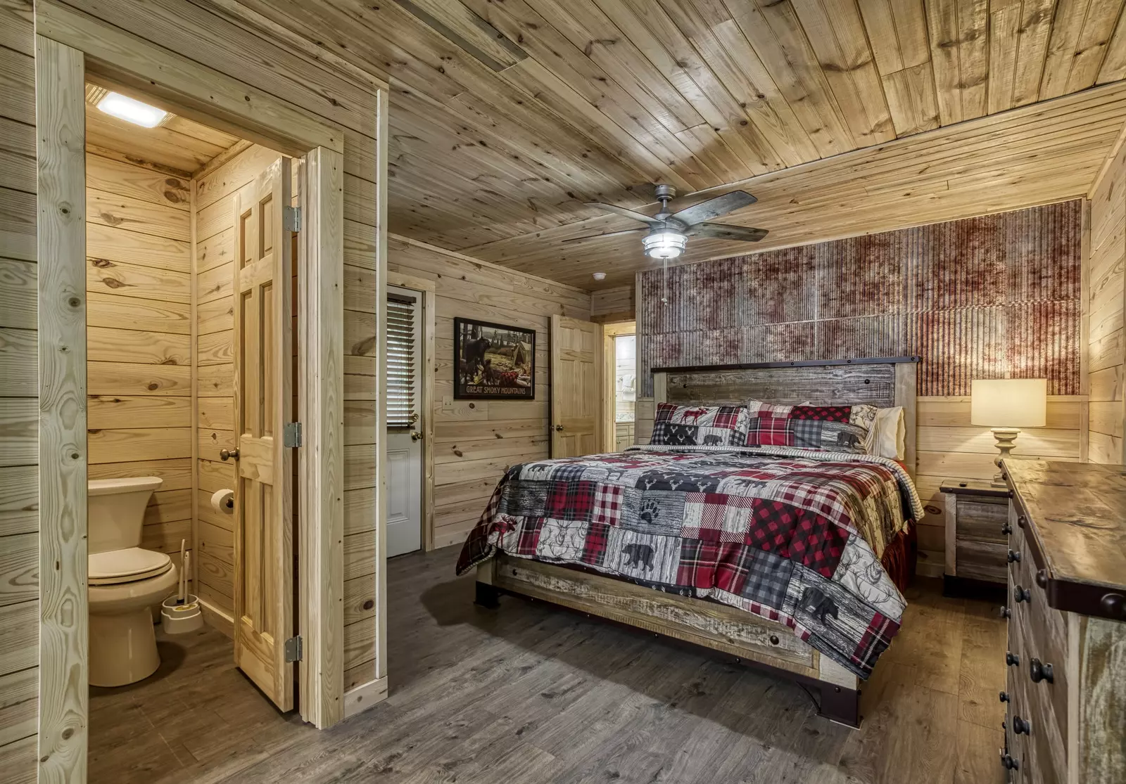 Little Piece of Heaven - Bedroom 2 master suite with king size bed