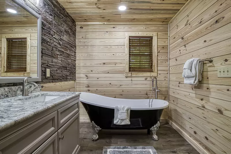 Little Piece of Heaven - Bathroom 2 with spa soaking 