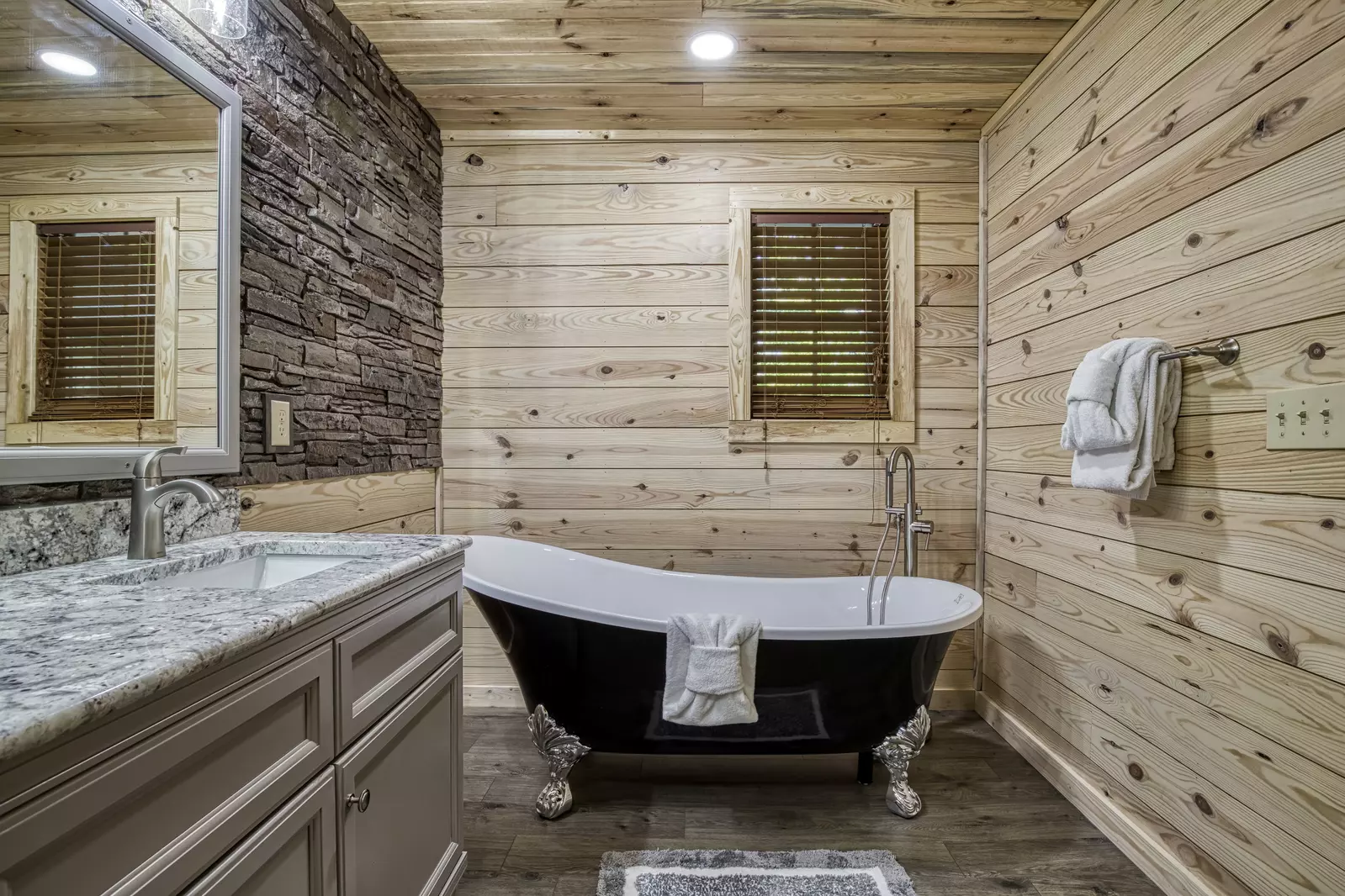 Little Piece of Heaven - Bathroom 2 with spa soaking 