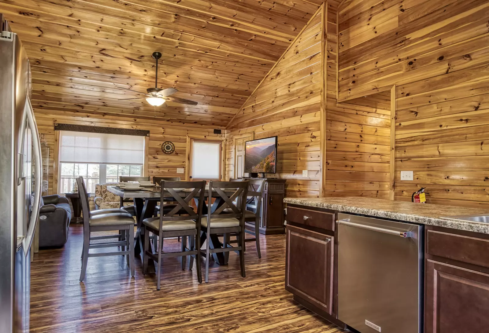 Magic Views kitchen and dining area