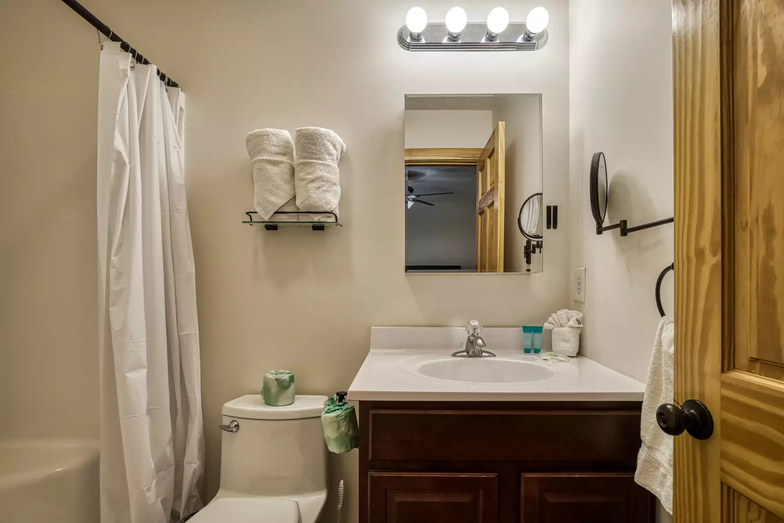 Magic Views main level bathroom with tub/shower combo