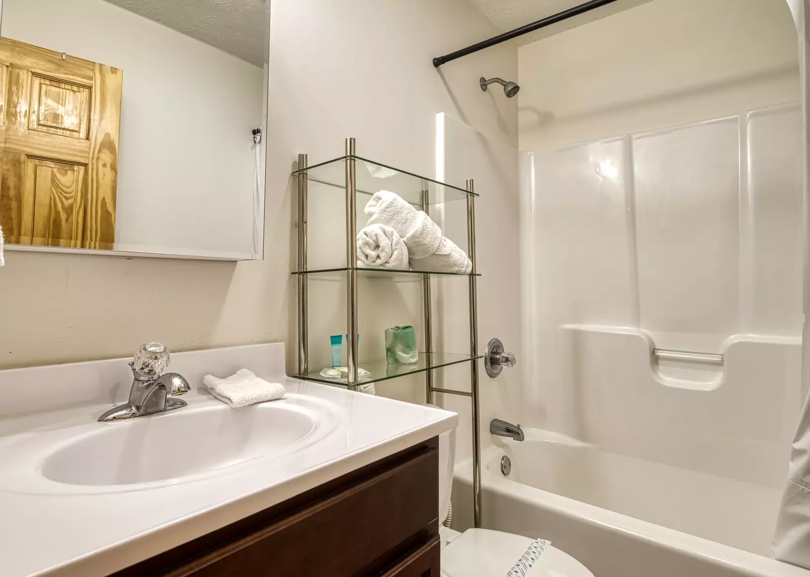 Magic Views main level bathroom two with tub/shower combo