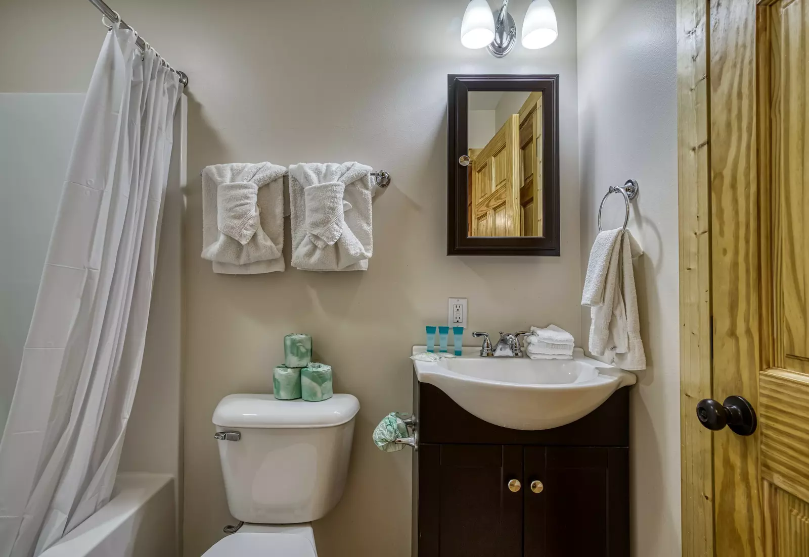 Magic Views lower level bathroom with tub/shower combo