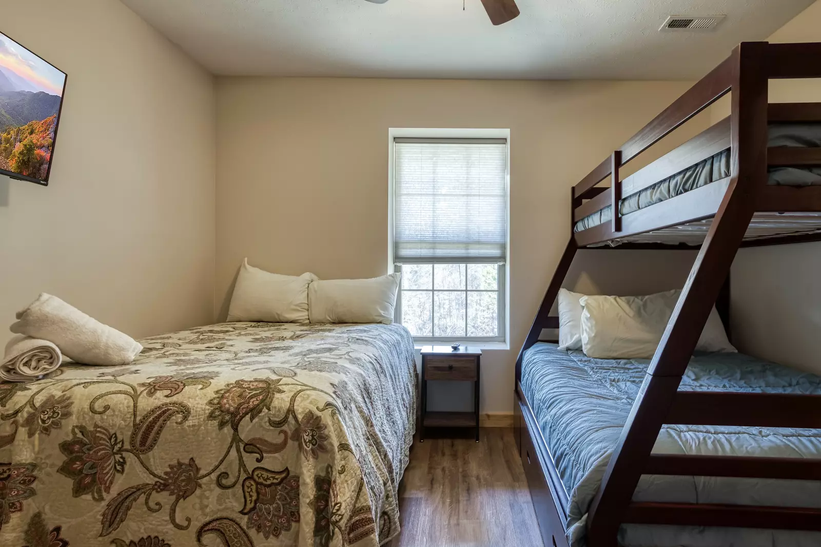Magic Views lower level bedroom with bunk beds