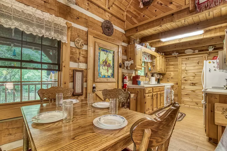 Striking in the Smokies dining area and fully furnished kitchen
