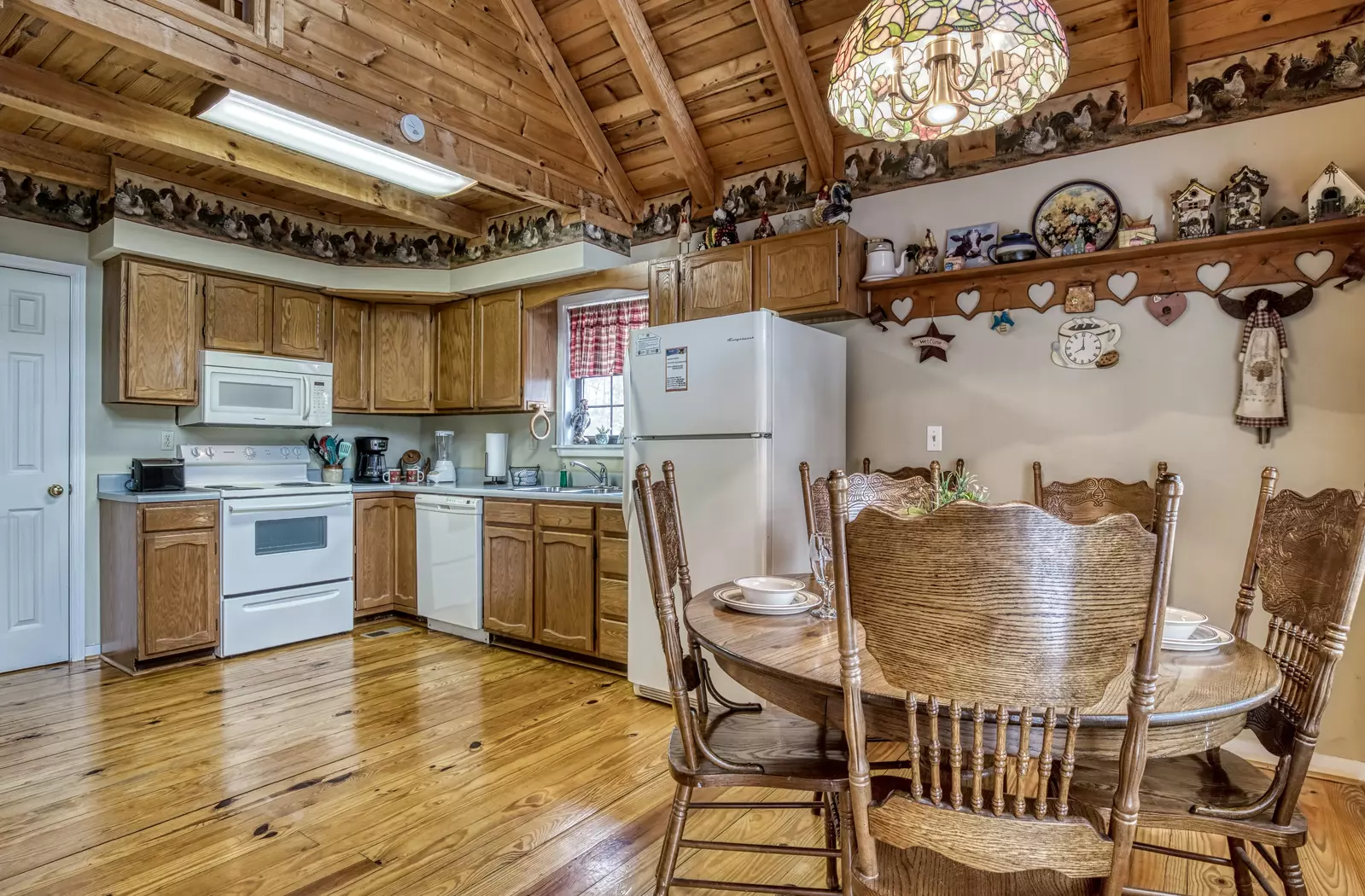 Sweet Mountain Aire - Dining area and kitchen