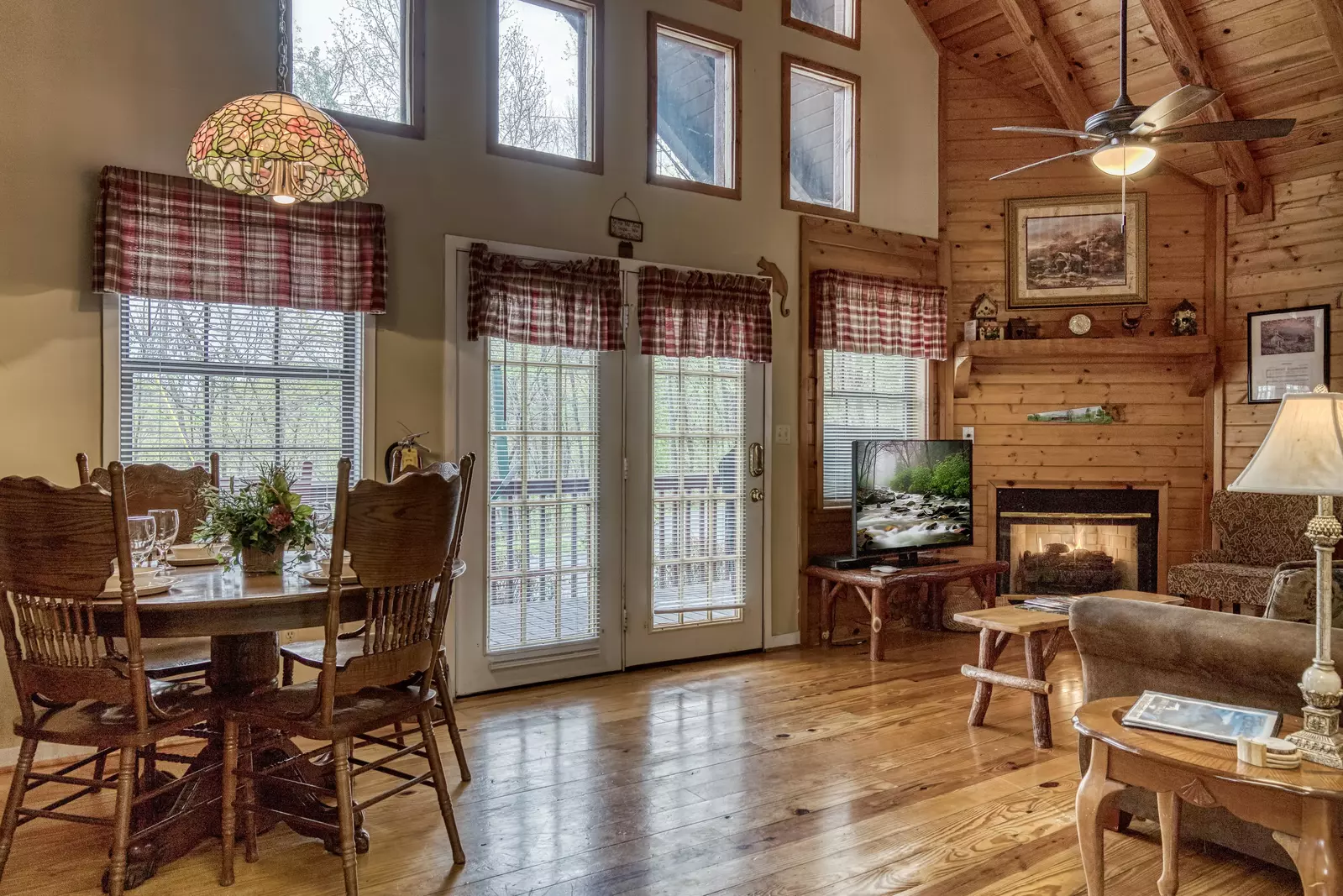 Sweet Mountain AIre - Dining area and kitchen