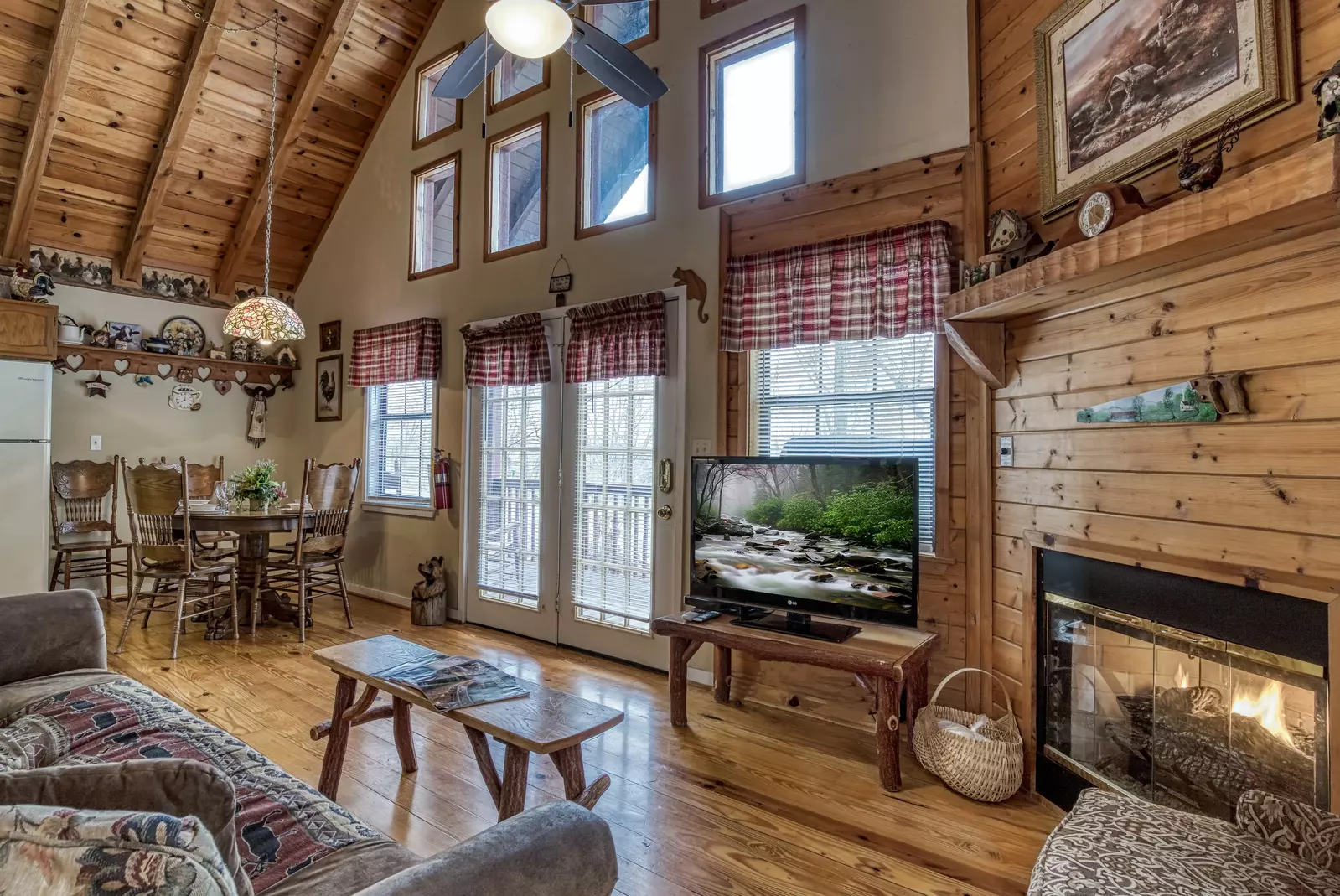 Sweet Mountain Aire - Living room with 43-inch TV