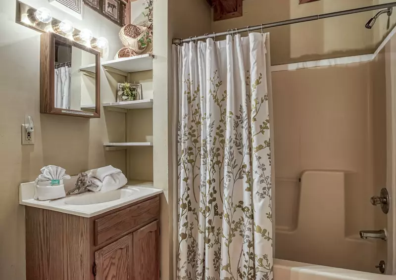 Sweet Mountain Aire - Main level bathroom with tub/shower combo