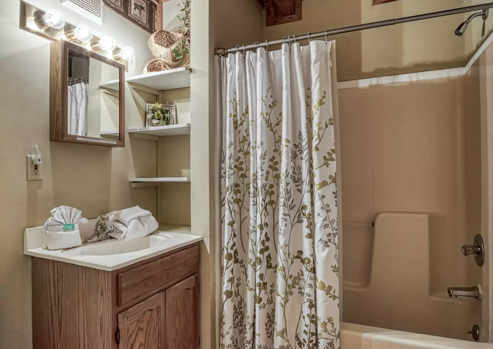 Sweet Mountain Aire - Main level bathroom with tub/shower combo