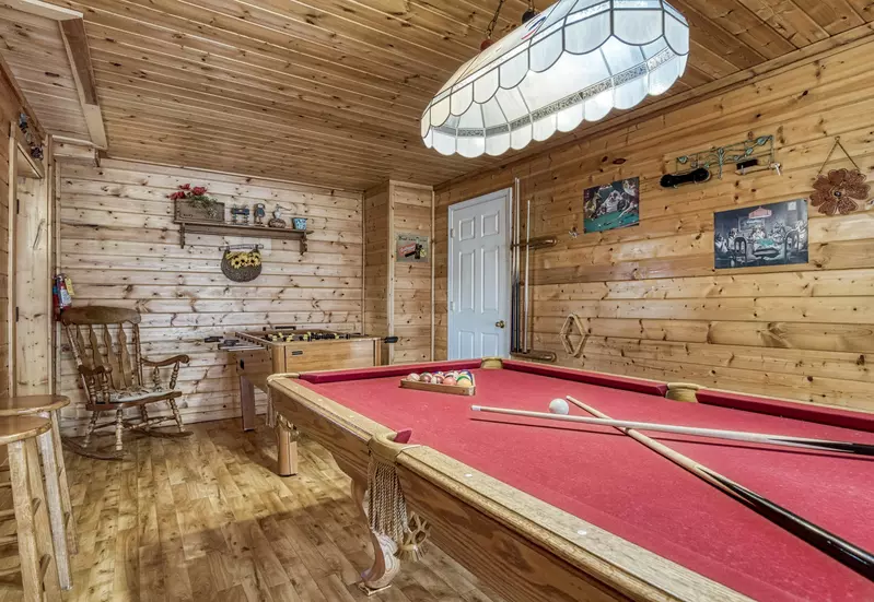 Sweet Mountain Aire - Lower level game room with pool table