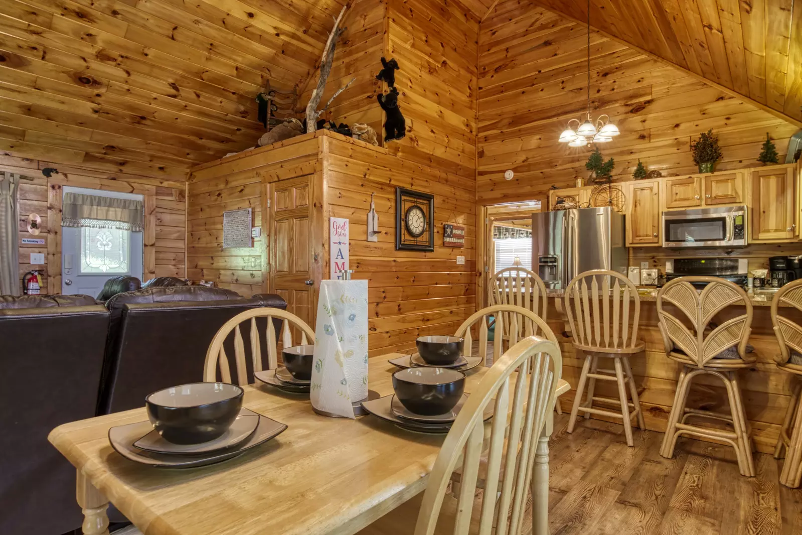 Three Bears - Dining area and kitchen