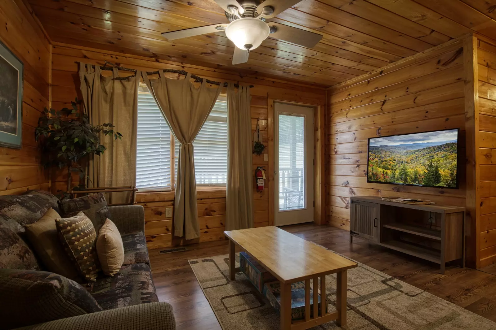 Three Bears - Lower level game room with sitting area