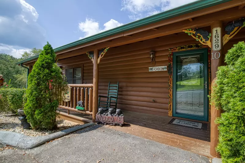 Three Bears - Covered entry deck