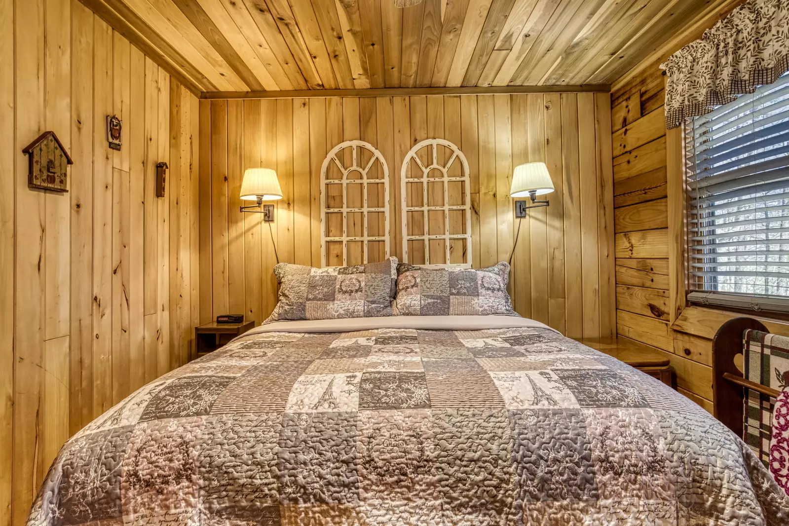 Walden Ridge Retreat bedroom with king size bed