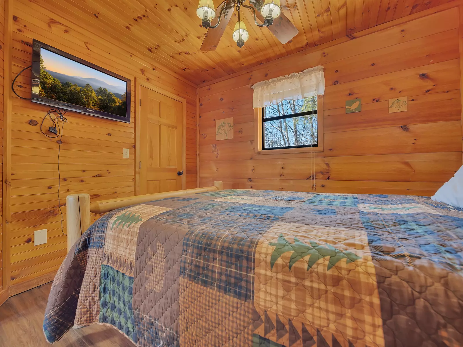 Property image, Exterior, of Smoky View Straight Up #2036