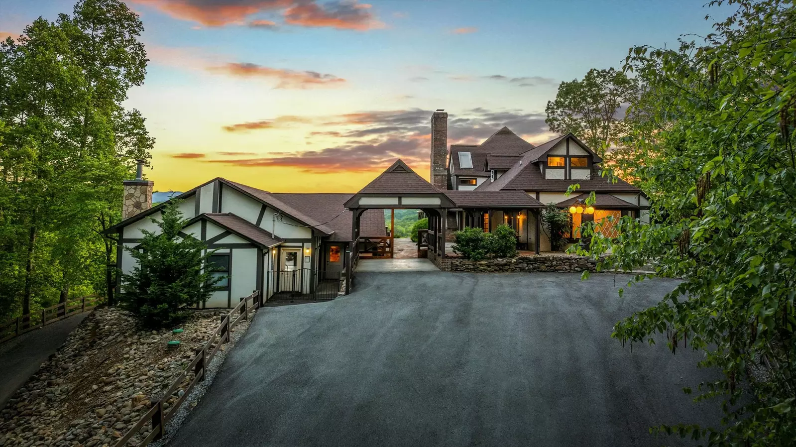 Property image, Interior, of Mountain View Mansion