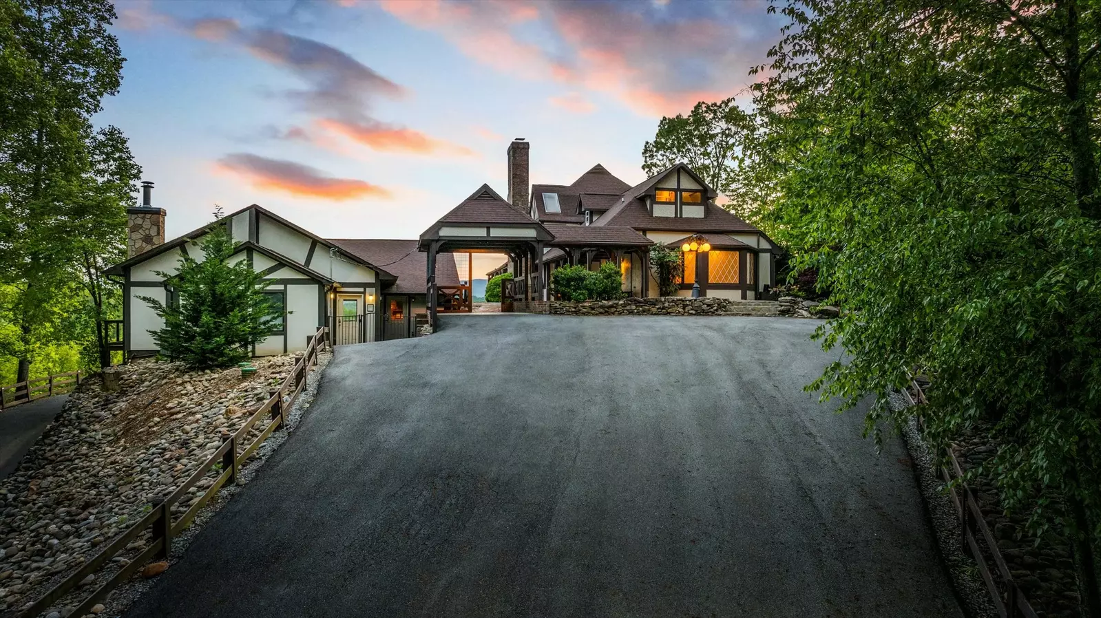 Property image, Interior, of Mountain View Mansion