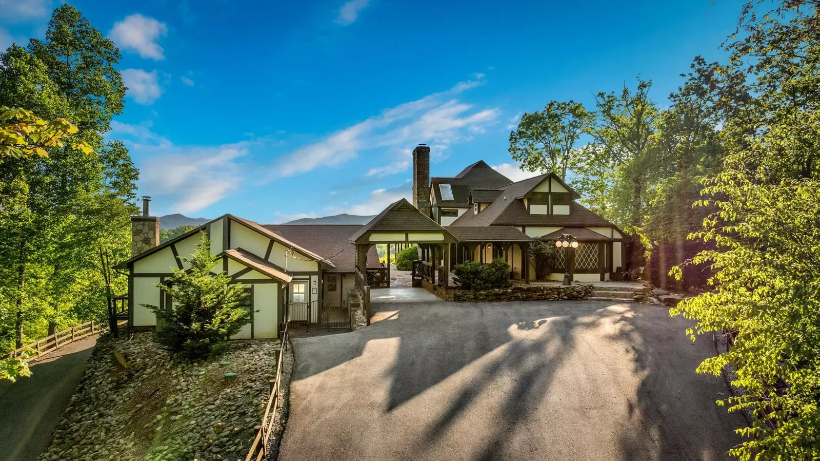 Property image, Interior, of Mountain View Mansion