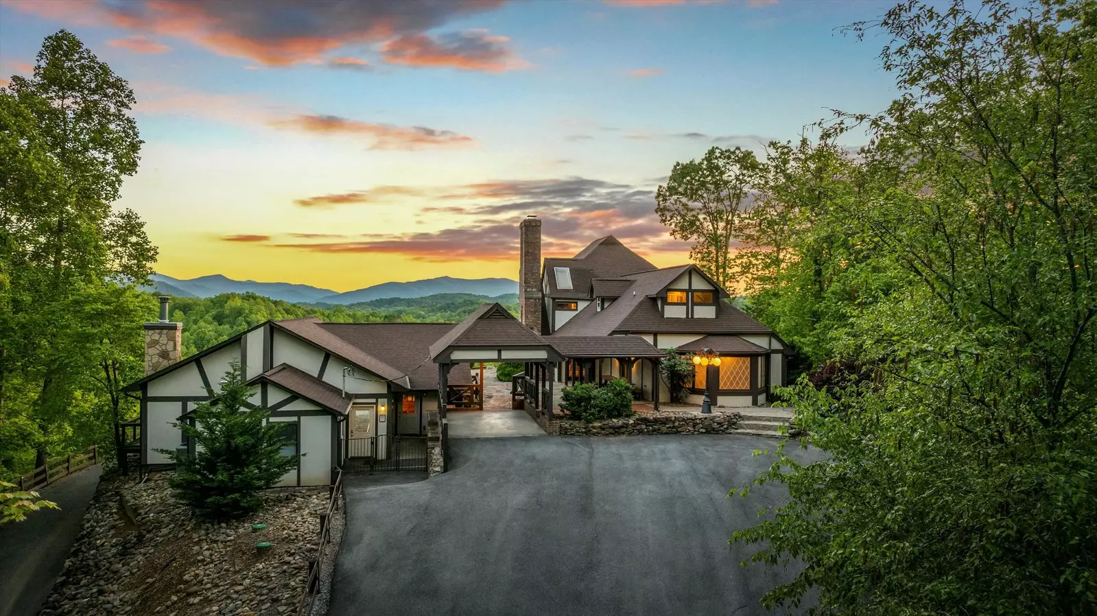 Property image, Interior, of Mountain View Mansion