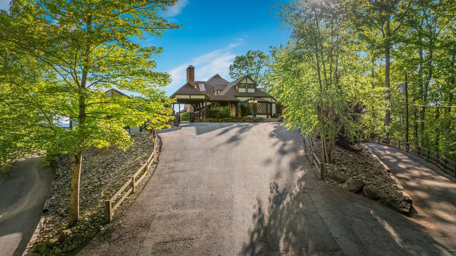 Property image, Interior, of Mountain View Mansion