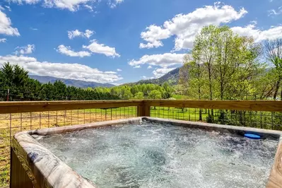 happy hollow hideaway in wears valley tn