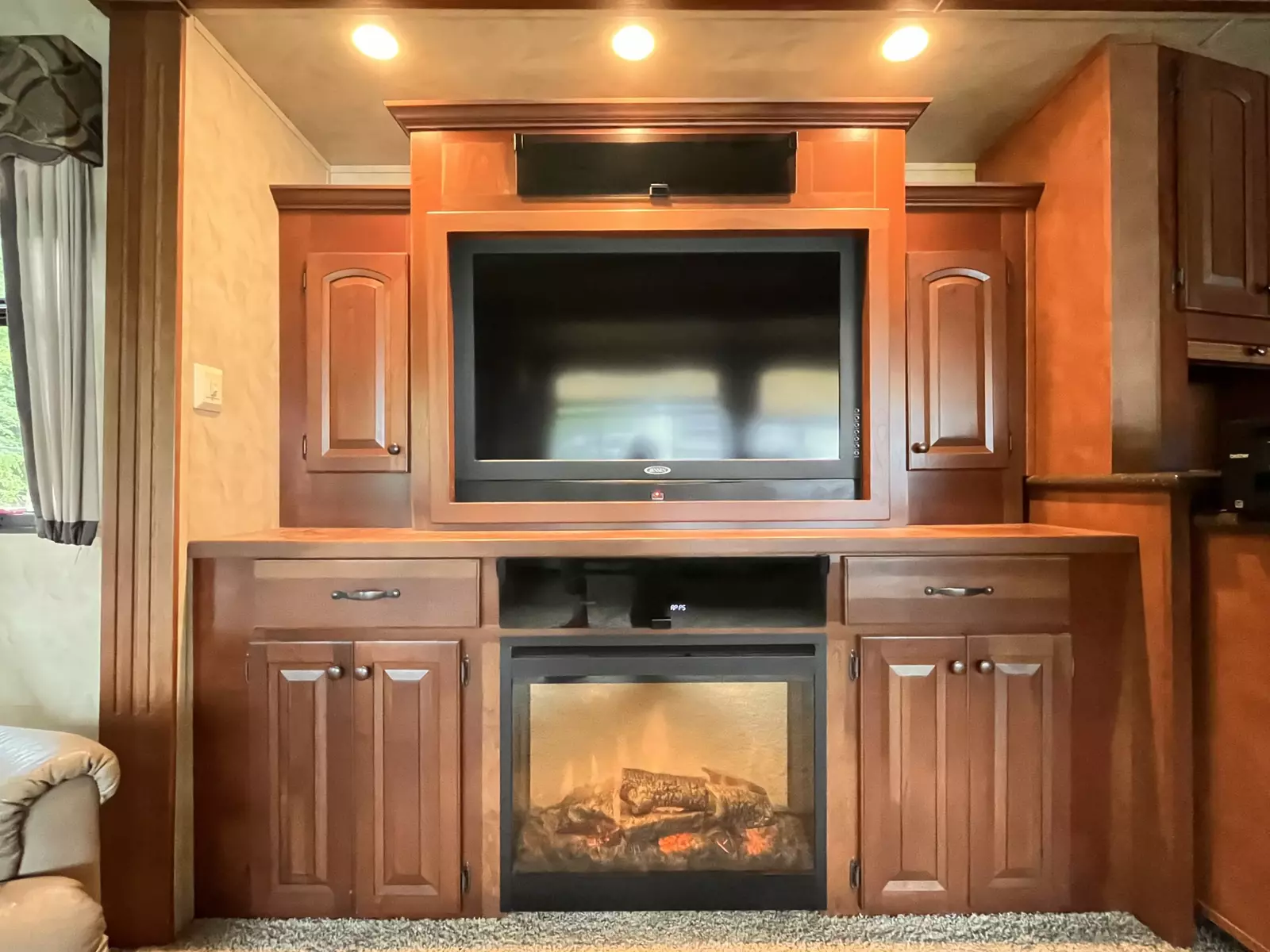 Fireplace & Entertainment
