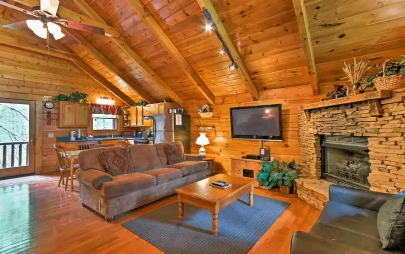 Cozy Bear Lodge — Romantic+Nestled in the Woods with Hot Tub and WiFi