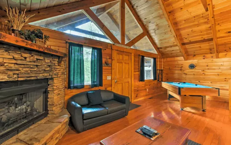 Cozy Bear Lodge — Romantic+Nestled in the Woods with Hot Tub and WiFi