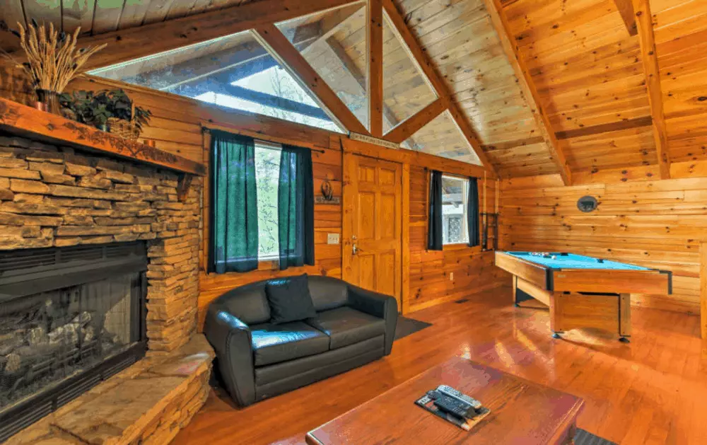 Cozy Bear Lodge — Romantic+Nestled in the Woods with Hot Tub and WiFi